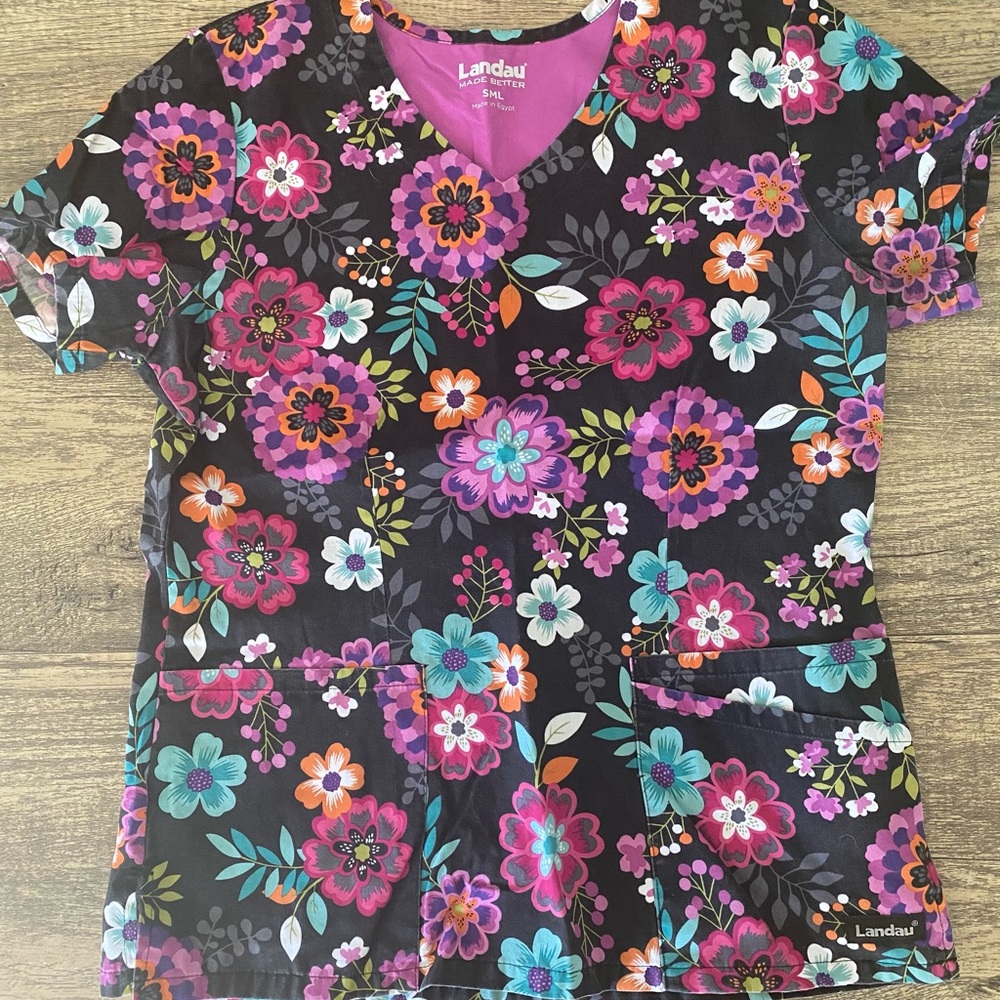 Gently uses scrub top in size small